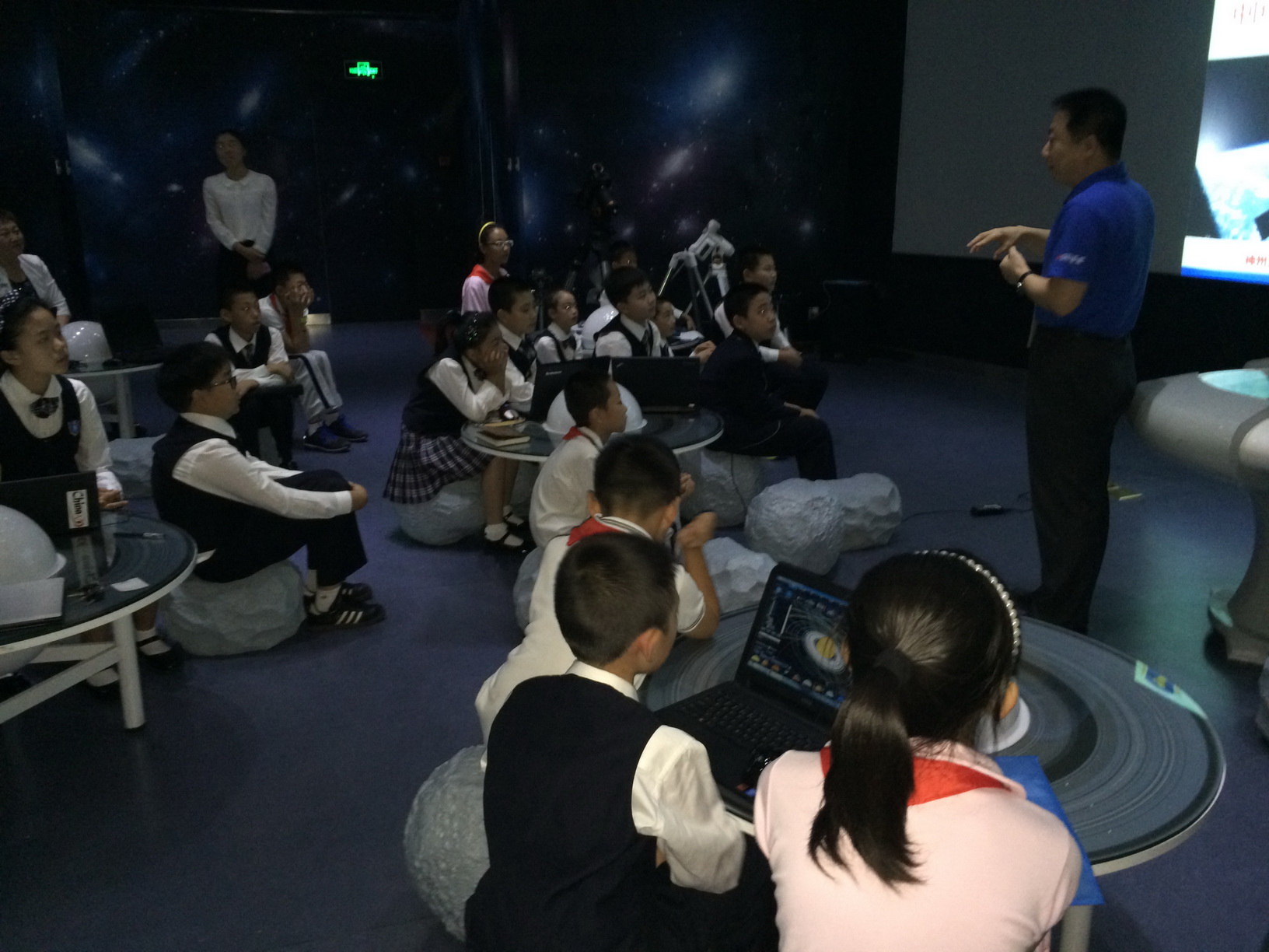 天文台与史家小学合作在史家小学开设基于wwt的天文兴趣班